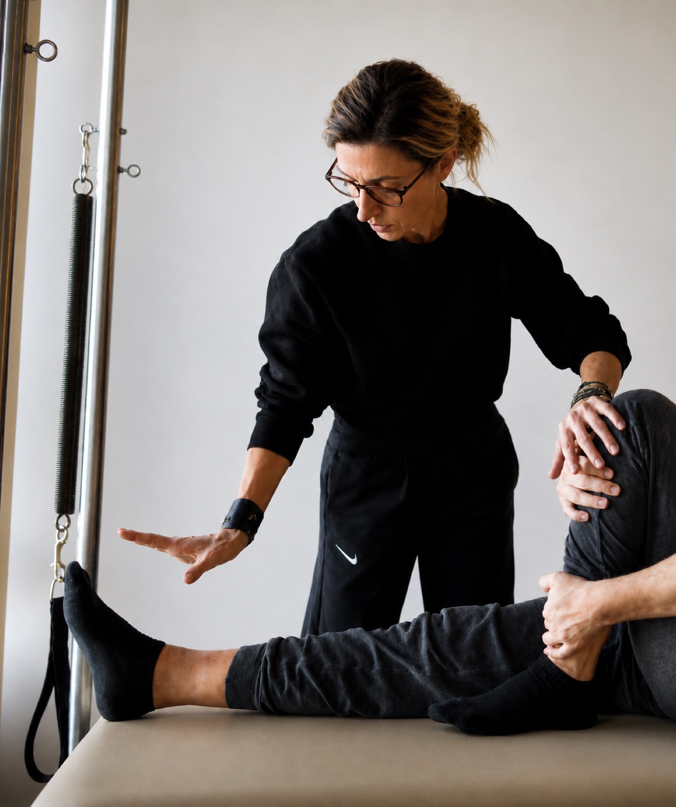 Giulia Fognani guida una lezione individuale di Pilates su Cadillac nel suo studio a Grosseto