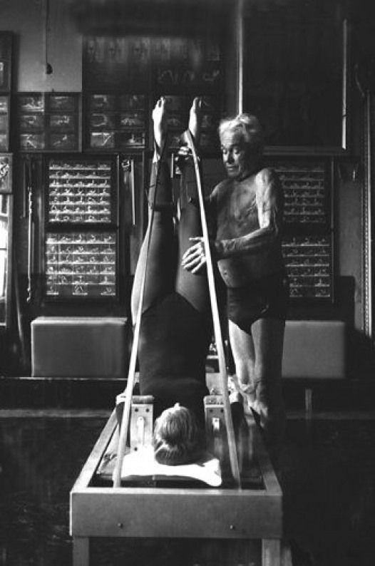 Joseph Pilates istruisce un allievo sulla Cadillac