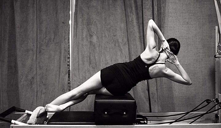 Esecuzione del side bend sul Reformer con box