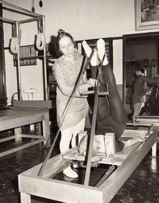 Romana Kryzanowska istruisce un'allieva sul Reformer nello studio di New York